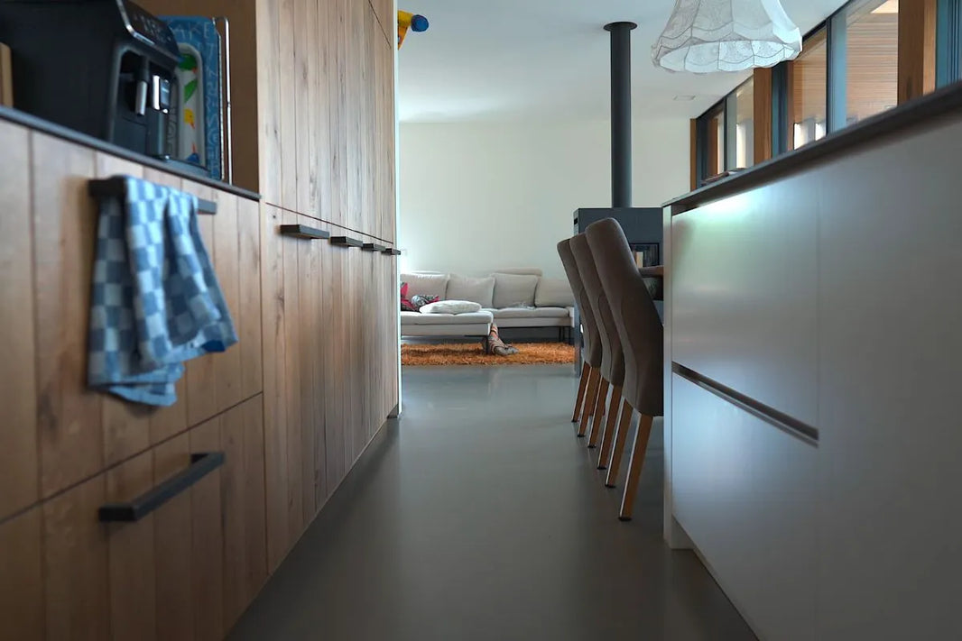 Zo voorkom je krassen op je vloer door schuivende meubels